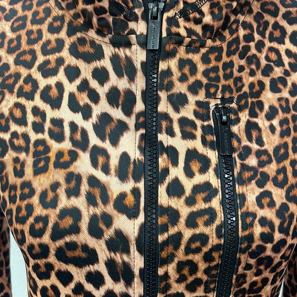 VIE ACTIVE NWOT LEOPARD 🐆 PRINT ZIP UP HOODIE XS - Picture 2 of 10